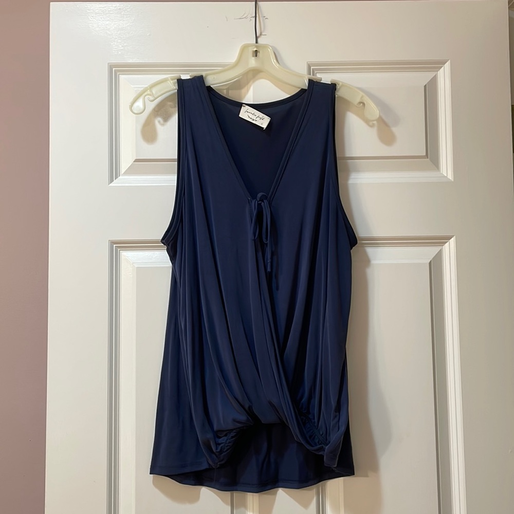 Lavender Field size L navy blue sleeveless casual blouse